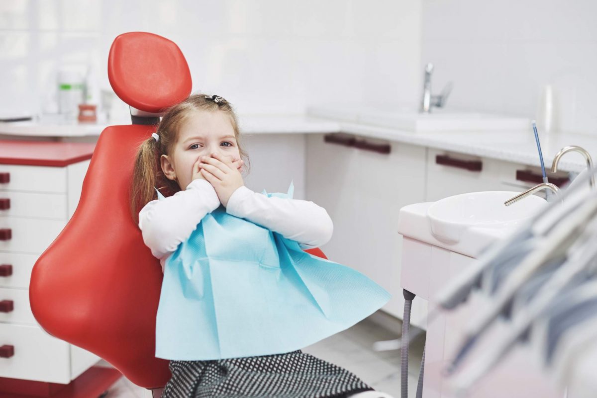 criança com dor de dente