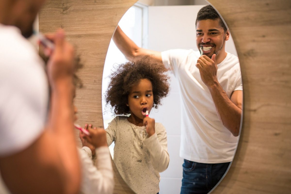 Criança que não escova os dentes: dicas do que fazer!